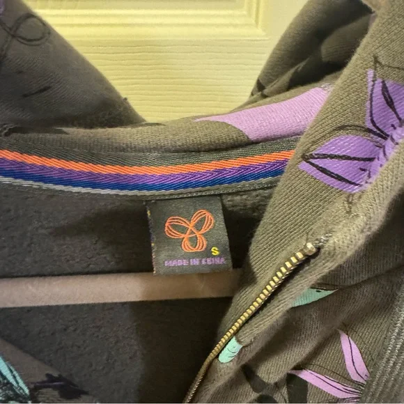 TNA Hoodie with floral design - Picture 3 of 4